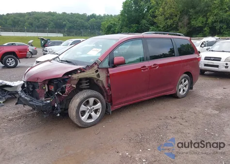 2018 Toyota Sienna Le 8 Passenger z USA, uszkodzony, nr VIN 5TDKZ3DCXJS958114